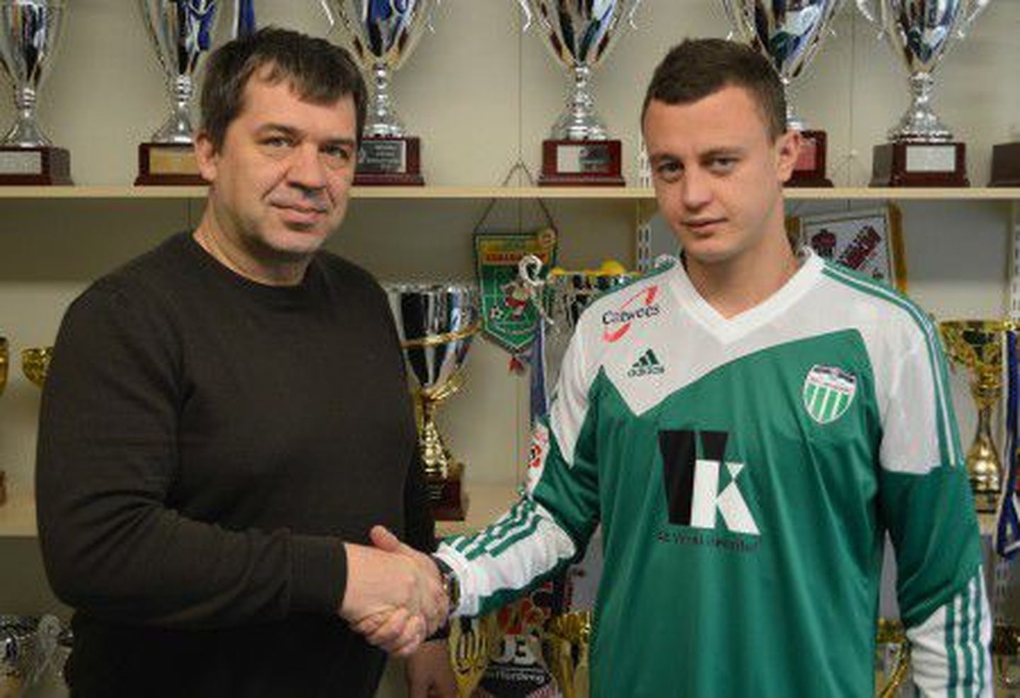 Arsenij Bujnickij (paremal) ja FC Levadia tegevjuht Theimo Tülp.