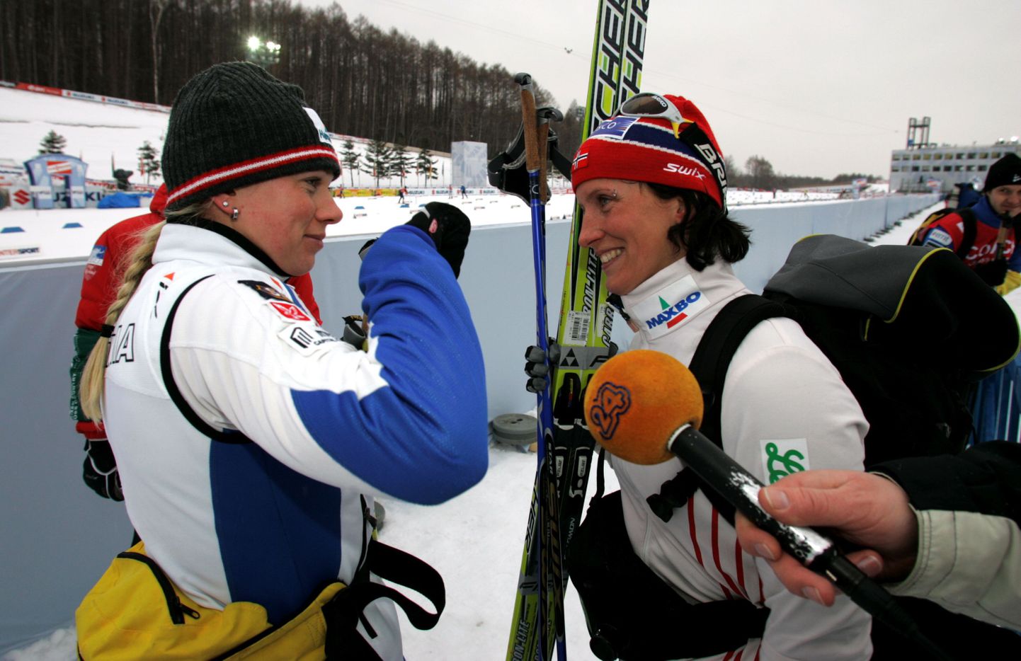 Kristina Šmigun-Vähi ja Marit Björgen 2007. aasta Otepää MK-etapil.