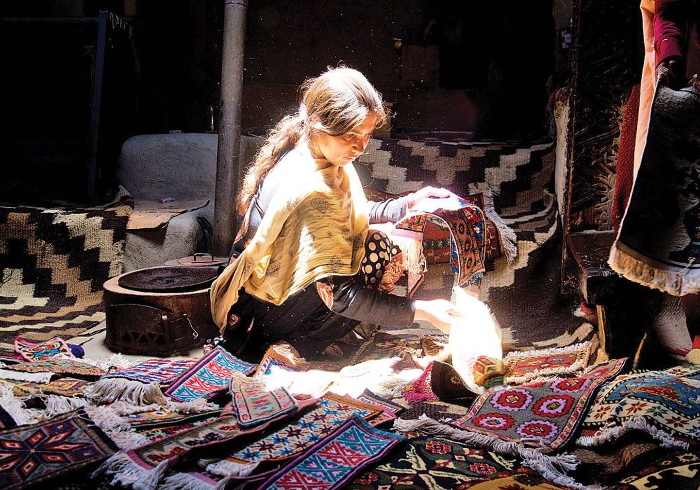 Женщины пакистанской долины Хунза ткут ковры, чем вносят свой вклад в бюджет семьи.