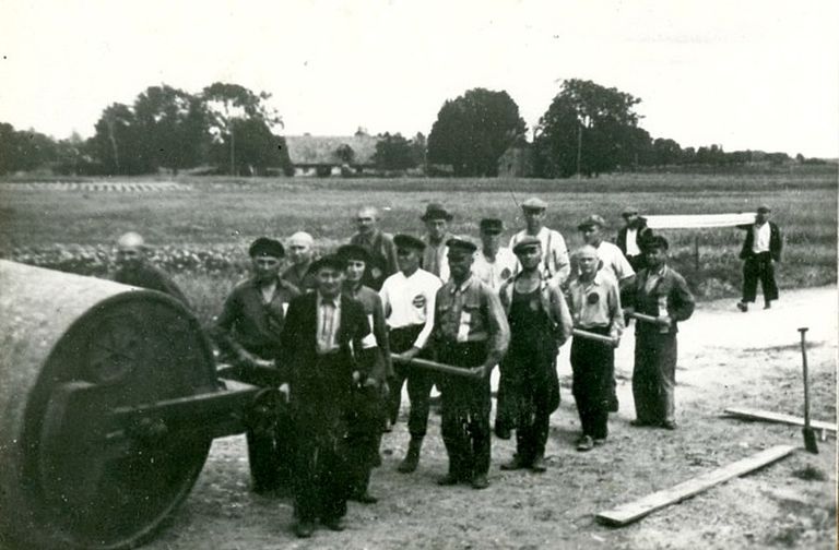 Заключенные Саласпилсского лагеря направляются на строительные работы.(Фотография, 1942-1943).