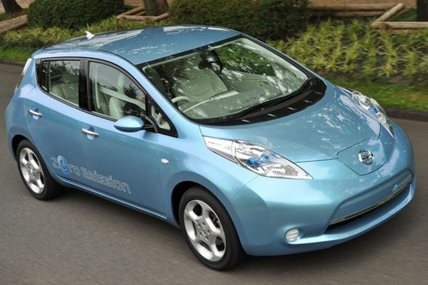 Электромобиль Nissan Leaf. Иллюстративное фото.