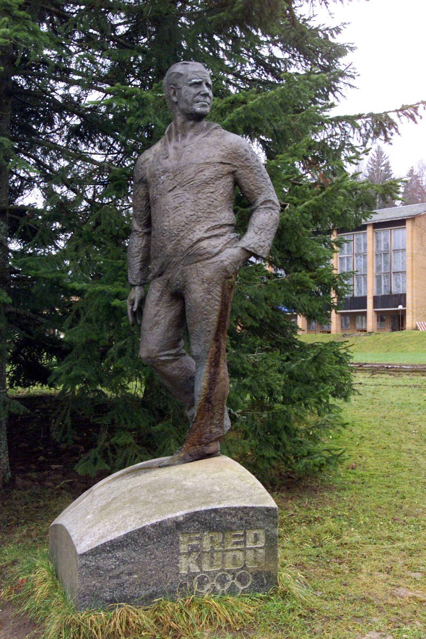 Kergejõustikutreeneri Fred Kudu monument Kääriku spordibaasi juures.