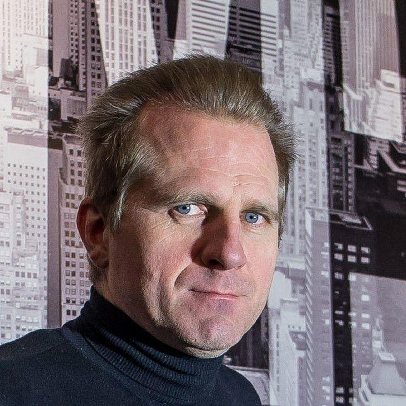 Arne Maasik pildistab nii suurlinnade hiilgust kui ka aguleid ja vanu maju.
