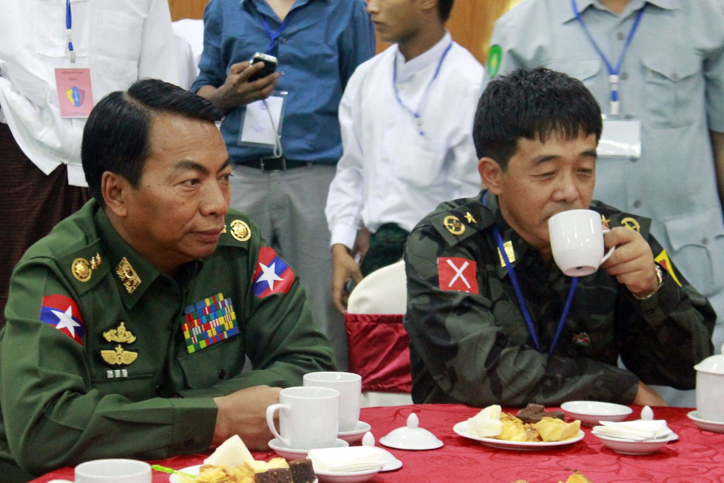 Leitnant Myint Soe Birma kaitseministeeriumist (vasakul) istub laua taga koos Kachini Iseseisvusarmee majori Guan Mawiga.