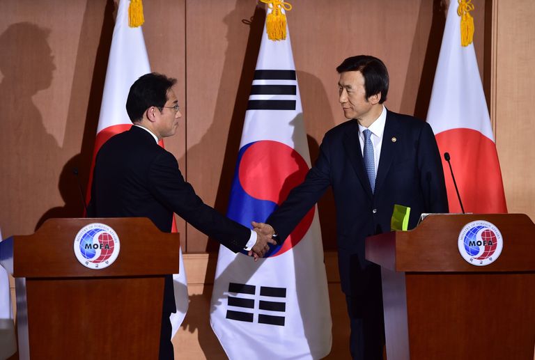 Jaapani välisminister Fumio Kishida (vasakul) ja Lõuna-Korea välisminister Yun Byung-Se täna Lõuna-Korea pealinnas Soulis. Foto: Scanpix
