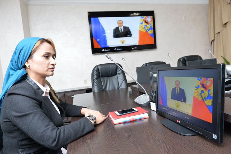 Vene eriolukordade ministeeriumi Tšetšeenia osakonna töötaja täna Putini kõnet vaatamas.