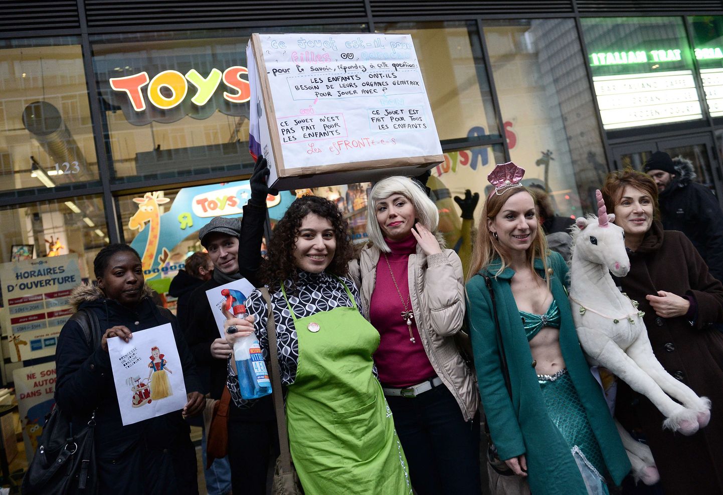 Prantsuse feministid, kes hõivasid 13. detsembril ühe Pariisi mänguasjapoe, protesteerisid soorolle rõhutavate mänguasjade vastu.