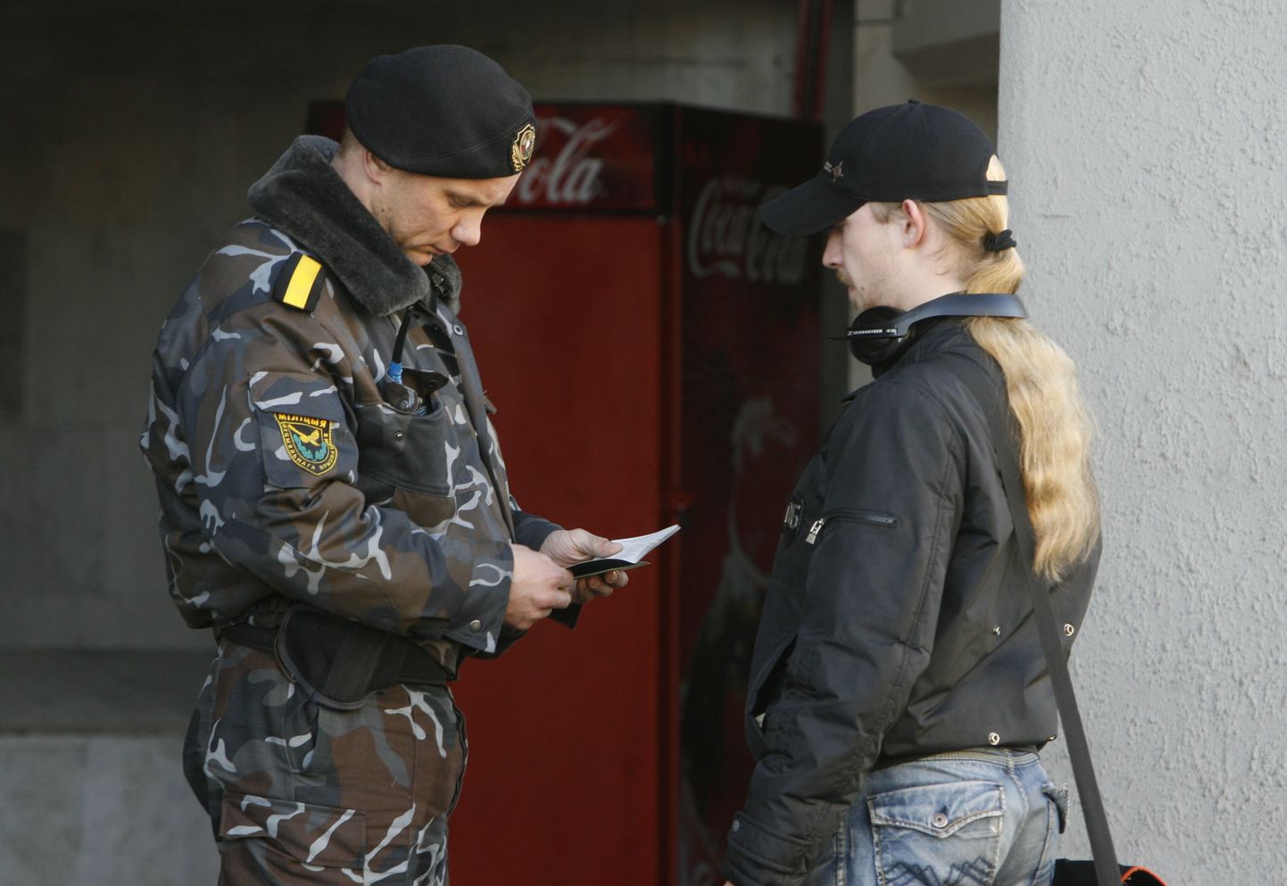 Valgevene julgeolekutöötaja kontrollimas Minski metroojaama väravas reisija dokumente.