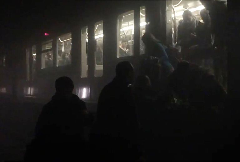 Rünnaku üleelanud reisijaite evakueerimine metroost. FOTO: EurActiv / Evan Lamos/AFP/Scanpix