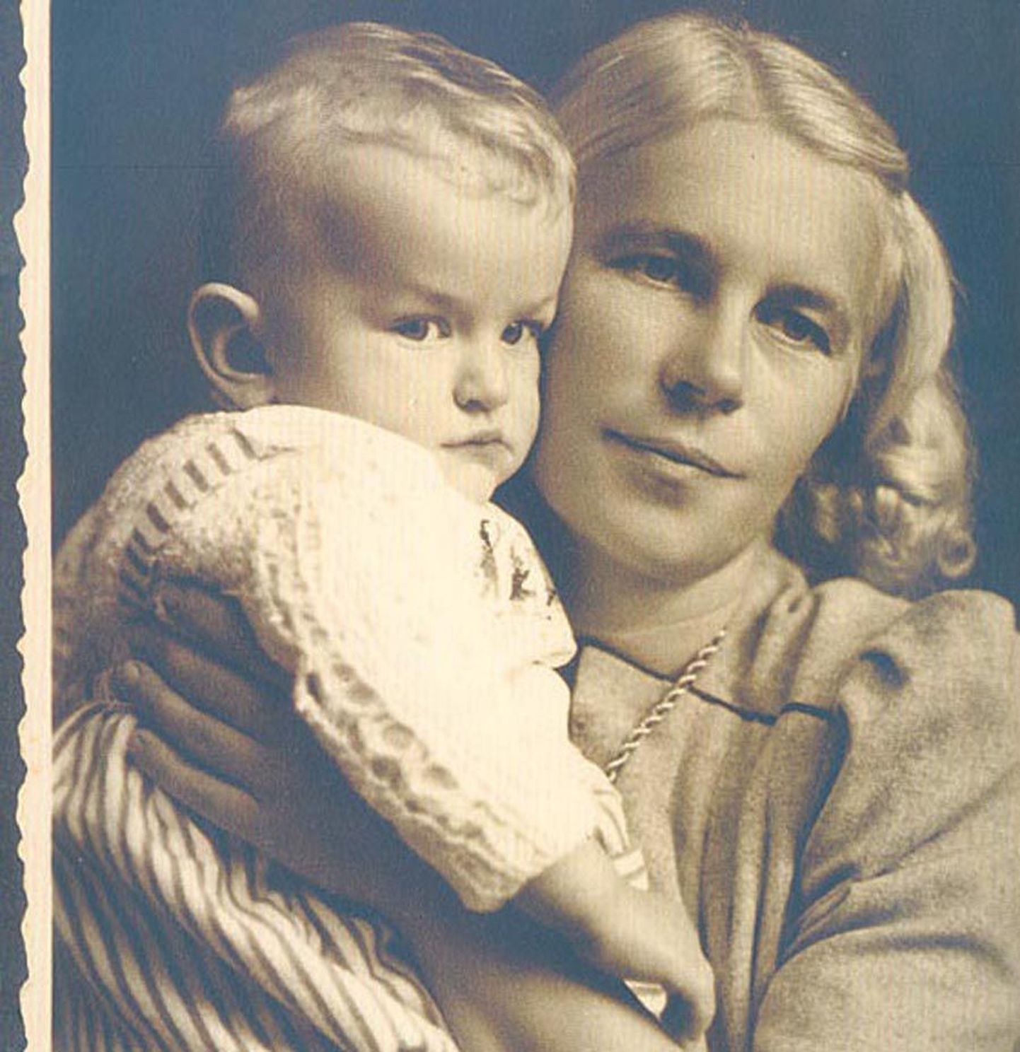 Lydia Nirk pojaga. Hilja Rieti foto aastast 1946.