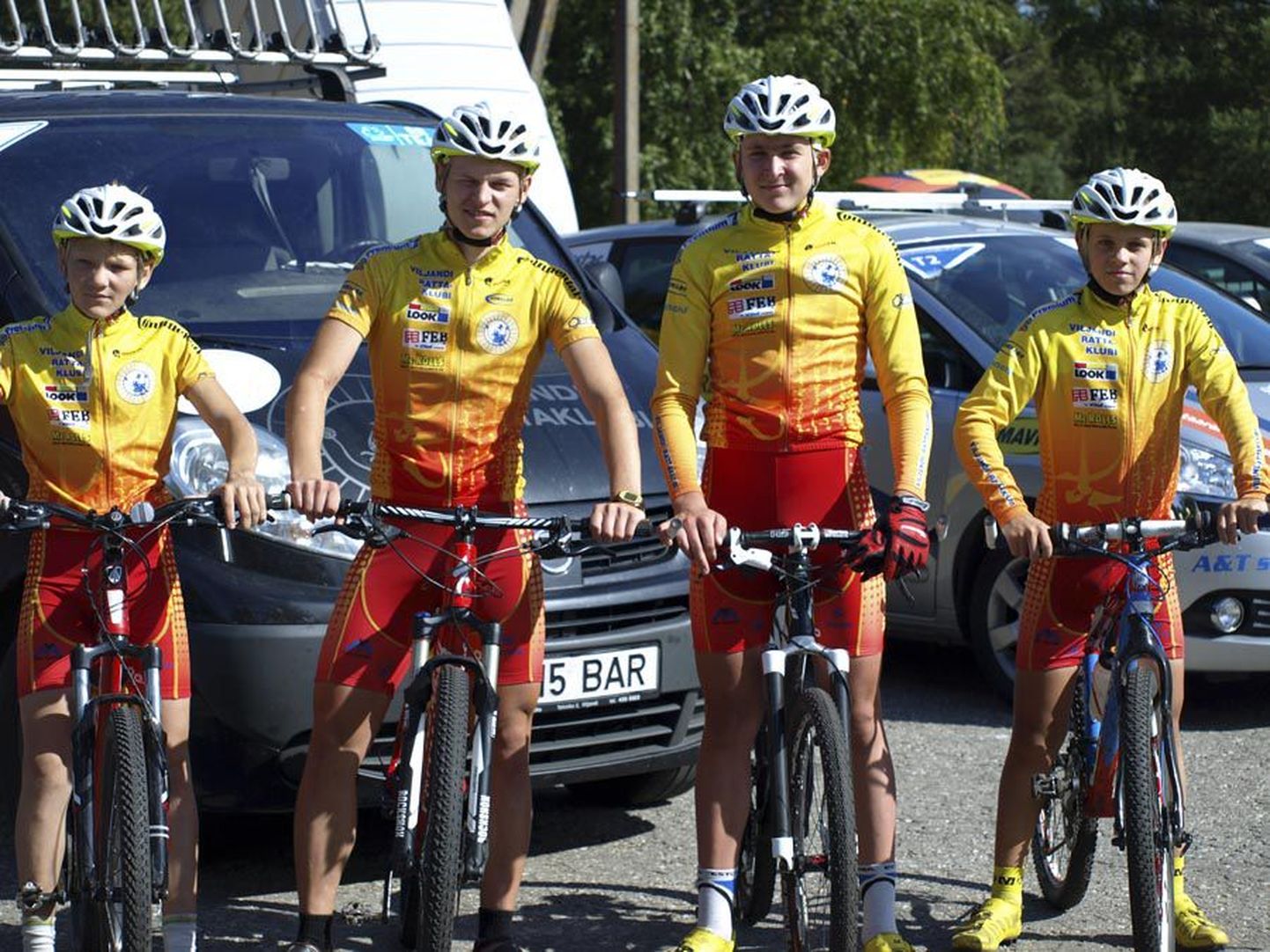 Eesti noorte teatekrossi meistrivõistlustel hõbemedali pälvinud Viljandi rattaklubi meeskonda kuulusid (vasakult) Toomas Vool, Greg Hallop, Kristjan Johanson ja Joosep Sankmann.