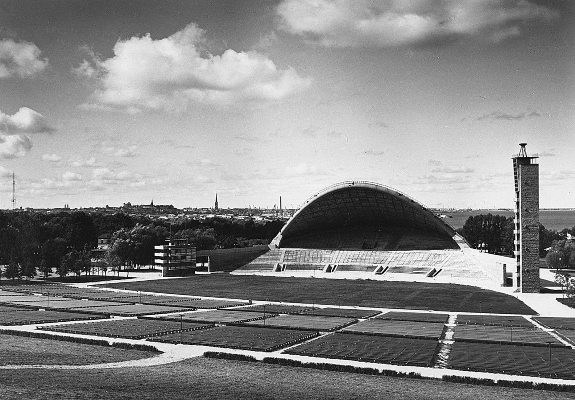 Tallinna laululava, 1960.
Arhitekt Alar Kotli.
«Suurepärane funktsiooni ja vormi ühtsus,
proportsioonide timmitud harmoonia,» kommenteerib Krista Kodres.
«1960. aasta laulupeoks valminud ainulaadse konstruktsiooniga laululava kujunes oma ajastut sümboliseerivaks ja modernismi lõplikku läbimurret tähistavaks suurteoseks, mille puhtarhitektuuriline väärtus pole tuhmunud tänaseni.
Ehitise eriline tarinduslik lahendus demonstreeris hiilgavalt Eesti inseneride ja arhitektide potentsiaali, mida surutise aastad polnud suutnud lämmatada,» sõnab Kalm.