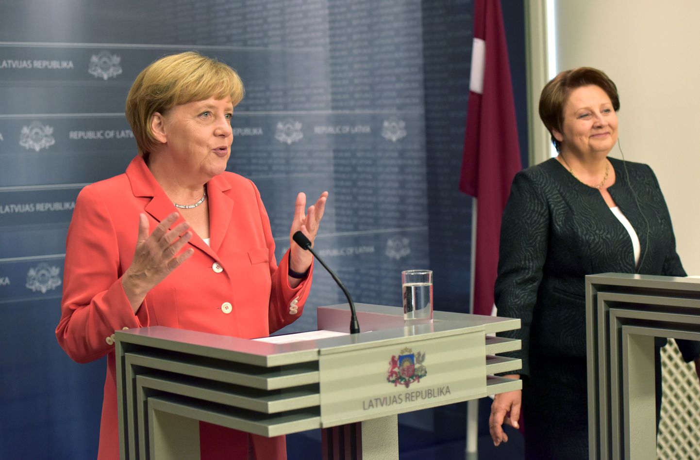 Ангела Меркель (слева) на пресс-конференции после переговоров с премьер-министром Латвии Лаймдотой Страуюмой (справа).