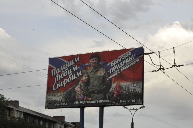 Igas linnas oma kangelased. Altševski kangelane on Donbassi sõja separatistide ühe tuntuima üksuse, pataljoni Prizrak ülem Mozgovoi, kes tänavu mais seni selgusetutel asjaoludel maha lasti. Enamus usub, et ta lahti «rahvavabariigi» sisese võimuvõitluse tulemusena. Osa arvavad, et ta reedeti ning ukrainlased likvideerisid ta.