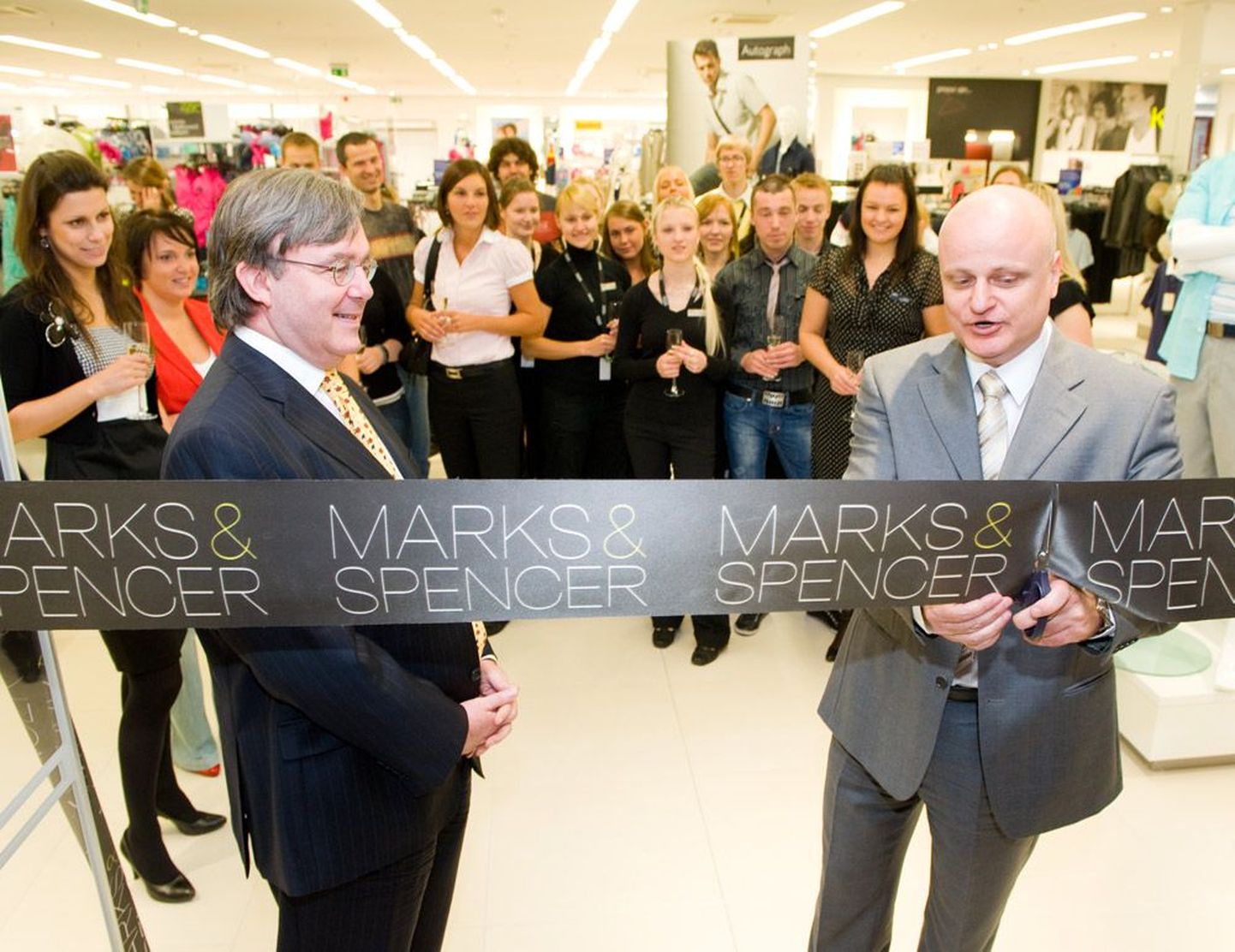 Dusan Mrozek avas 7. mail Tallinnas Marks & Spenceri poe.