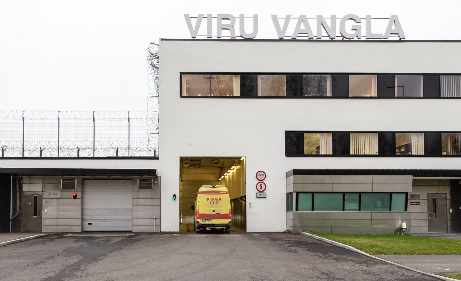 Eelmise aasta oktoobris pääses Nikolai Ossipenko Viru maakohtu otsusega vahi alla võtmisest, kuid Tartu ringkonnakohus võttis ta novembri algul siiski vahi alla ning väidetavalt tervisehädade käes vaevlev ettevõtja toodi Viru vanglasse kiirabiautoga otse talle kuuluvast Peipsi kaldal asuvast puhkekeskusest Suvi.