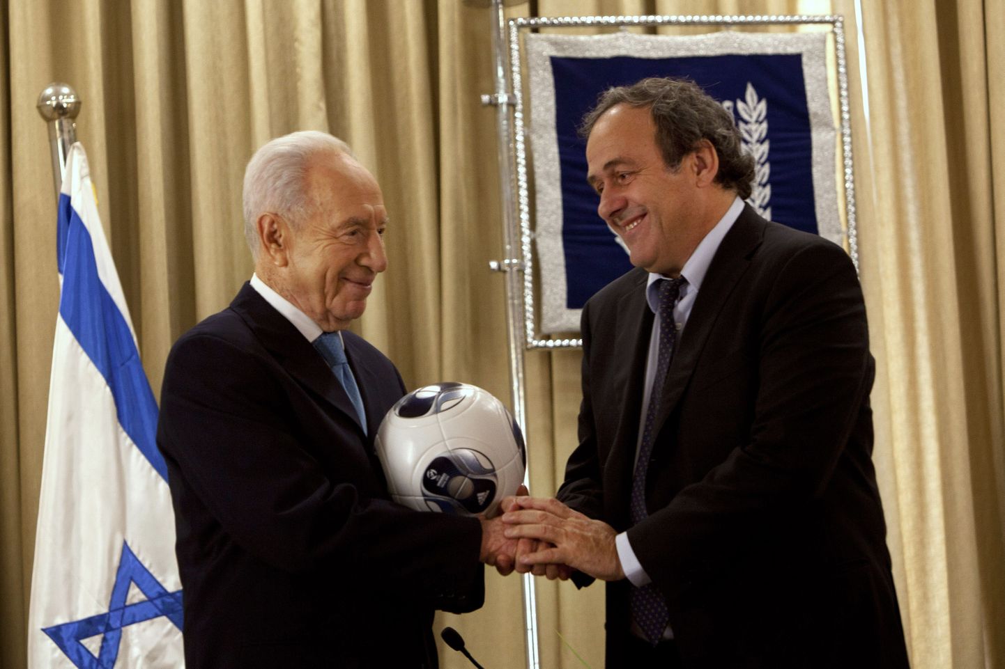 Iisraeli president Shimon Peres (vasakul) ja UEFA president Michel Platini.