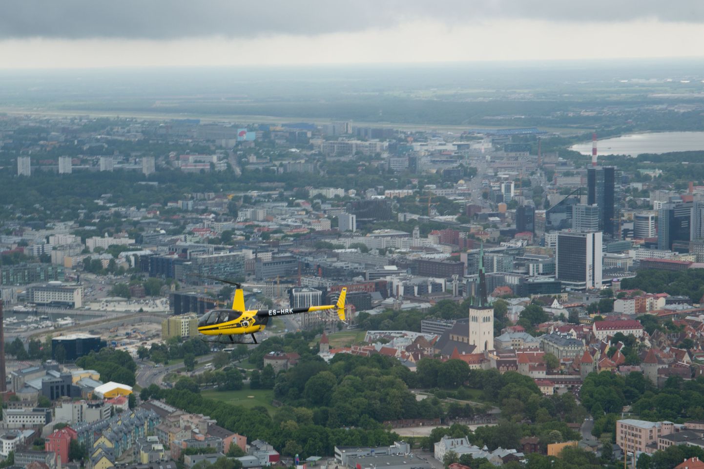 Вертолёт на котором осуществляются развлекательные полёты над Таллинном.