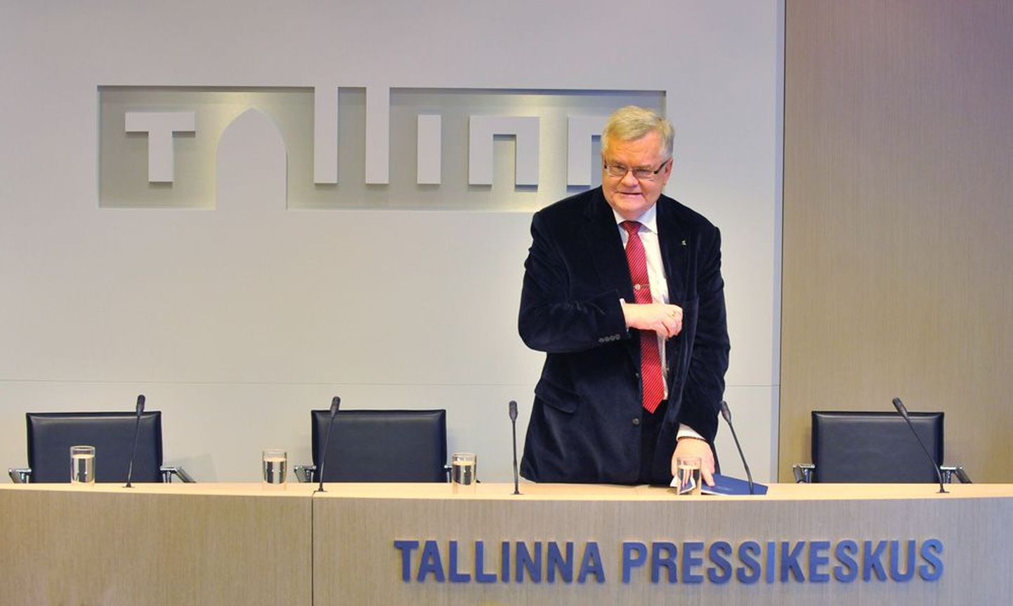 Keskerakonna esimees ja Tallinna linnapea Edgar Savisaar pareeris pressikonverentsil küsimusi väitega, et rünnatakse õigeusu kiriku ehitamist.