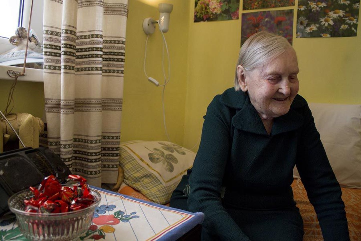 Salme Ulk 19. augustil viimaseid tunde 101-aastasena oma toas Kolga-Jaani hooldekodus