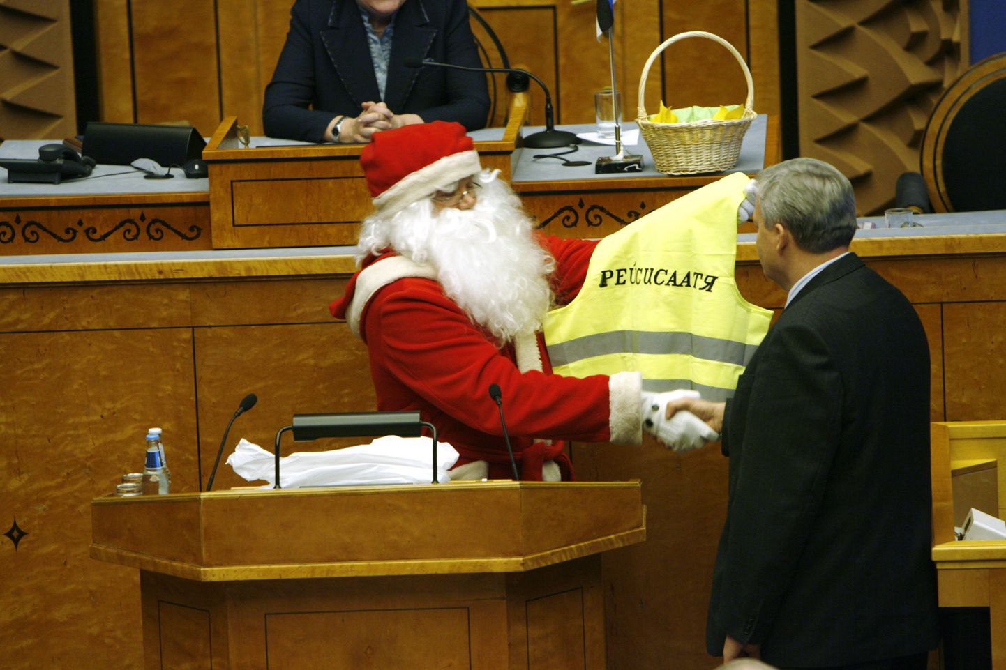 Реформистам Дед мороз подарил жилет.