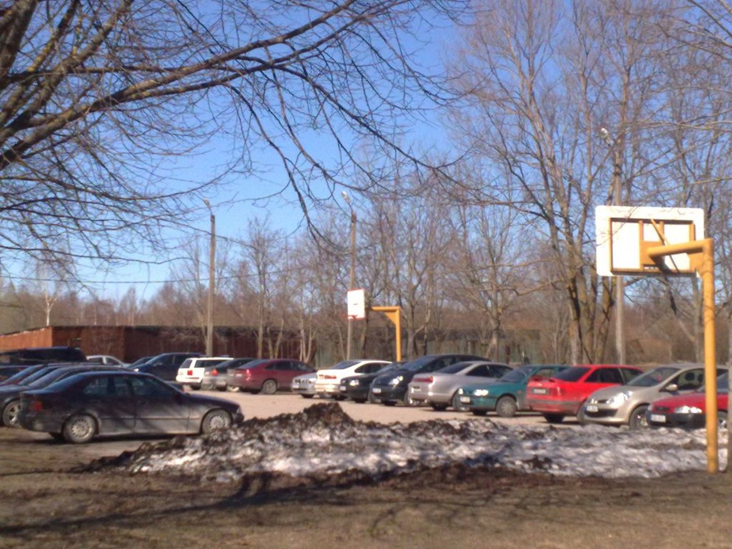 Jultunud autoomanikud on Pärnus Vana-Sauga tänava ääres asuva spordiplatsi parklaks muutnud.