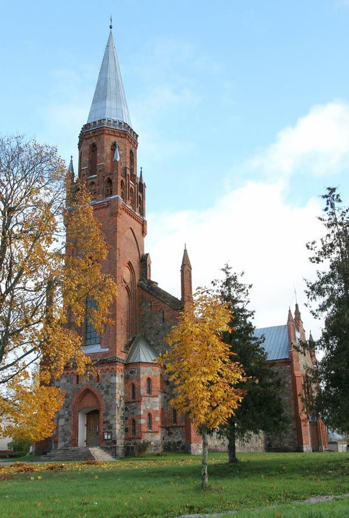 Viljandi Pauluse kirik on oma kogudust teeninud juba 150 aastat.