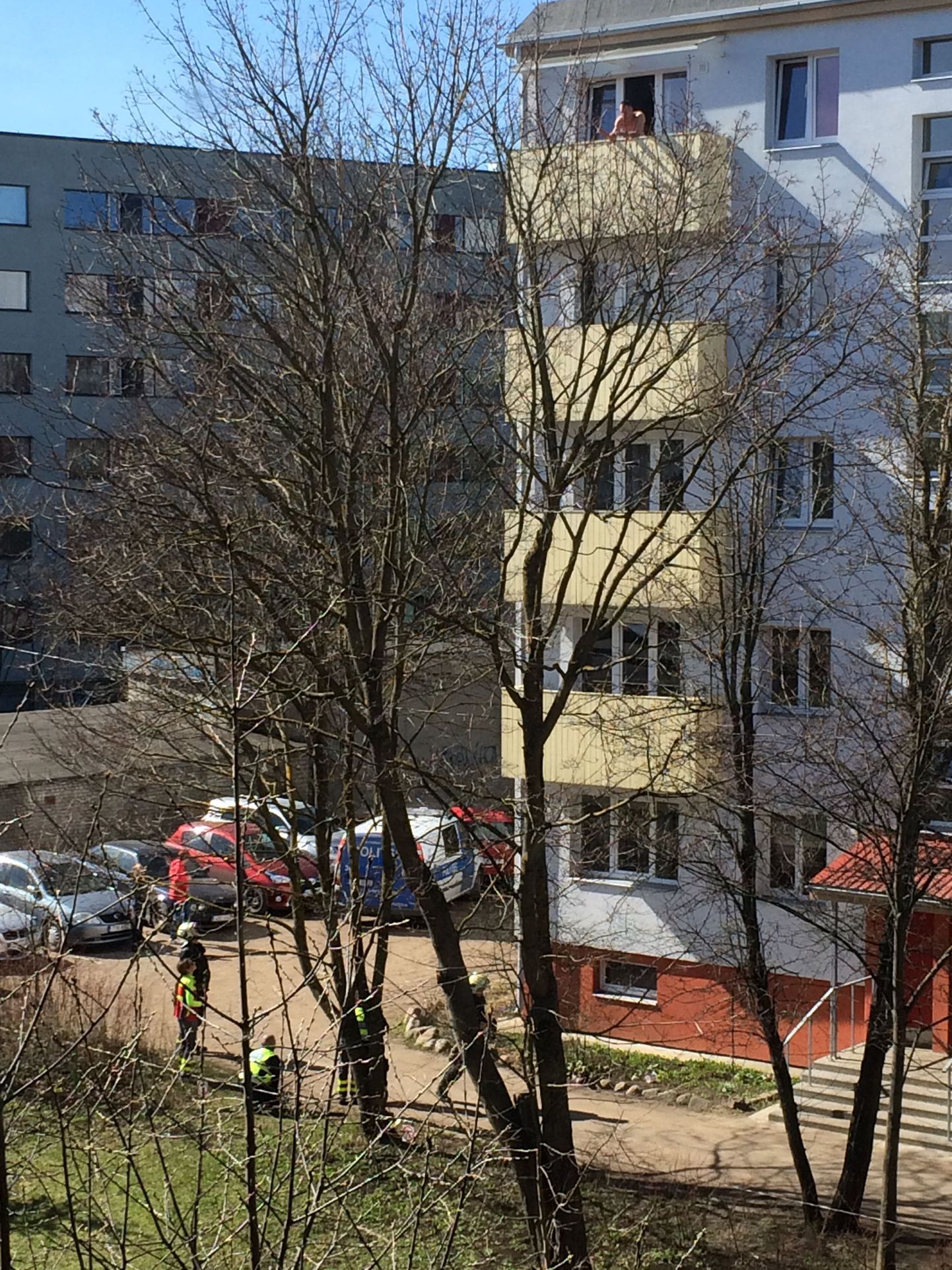 В Ласнамяэ мужчина грозился спрыгнуть с балкона.