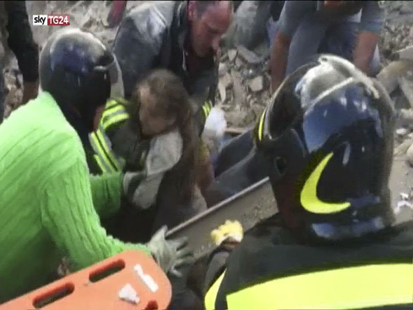 Девочка провела 17 часов под обломками рухнувшего здания после землетрясения в Италии.