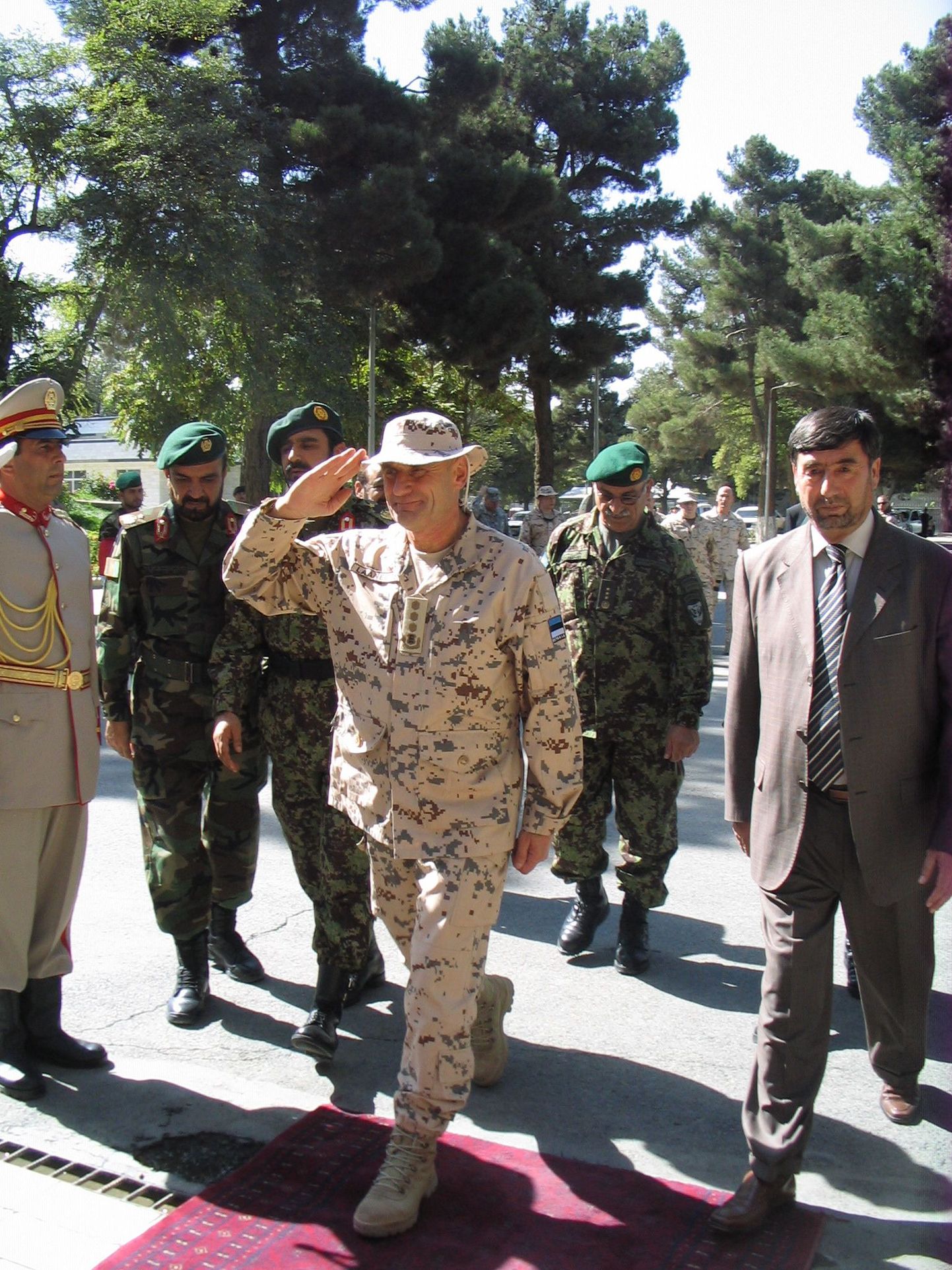 Kindralleitnant Laaneots saabumas Afganistani kaitseministeeriumi.