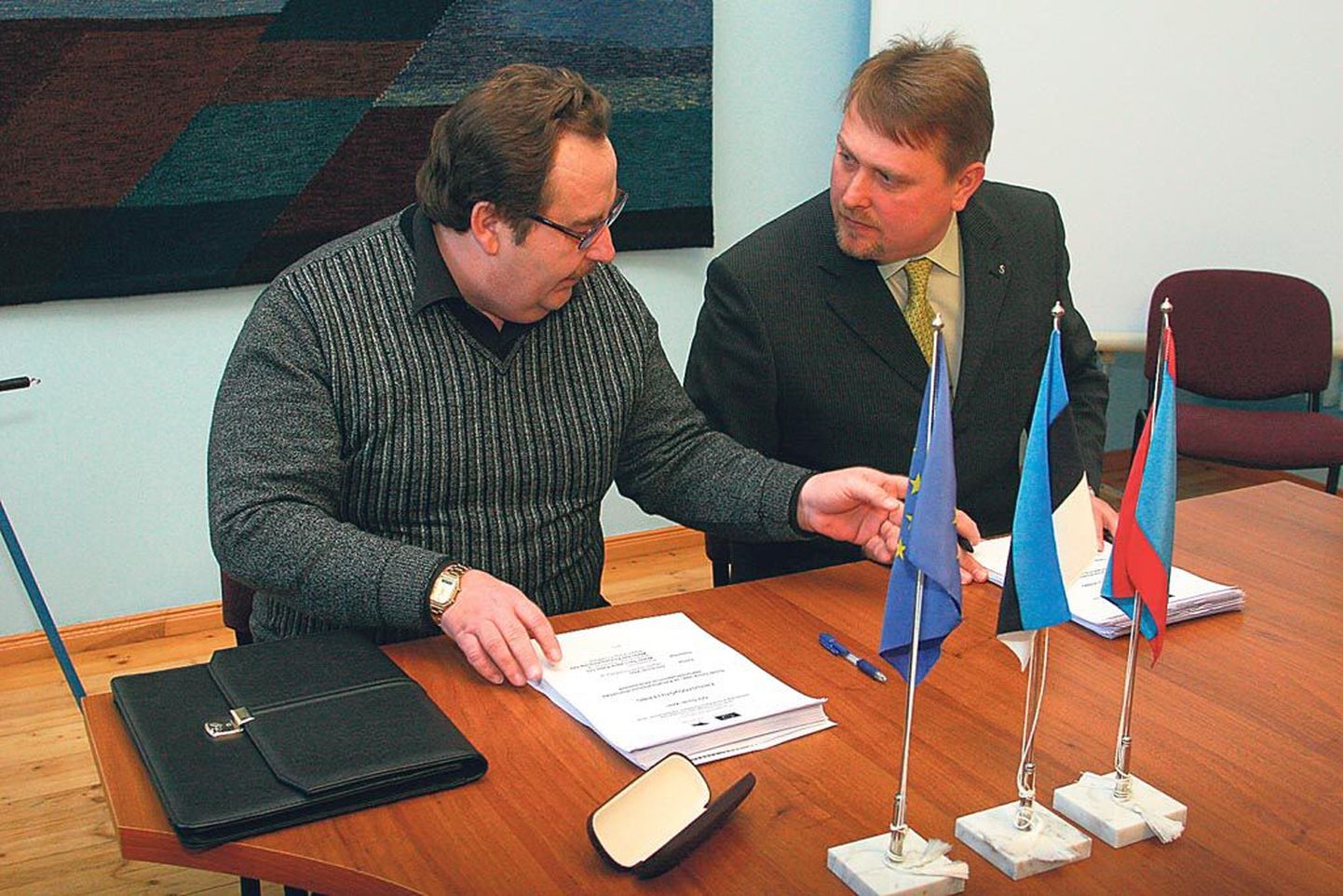 Sindi linna veeprojekti lepingutele kirjutasid alla OÜ Sindi Vee juhataja Ants Tormilind (vasakul) ja OÜ Water Seri juhatuse liige Argo Auväärt.