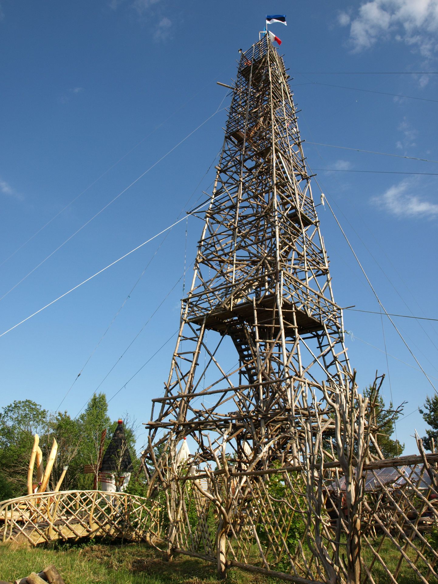 Копия Эйфелевой башни, построенная Алликсоо весной 2008 года.