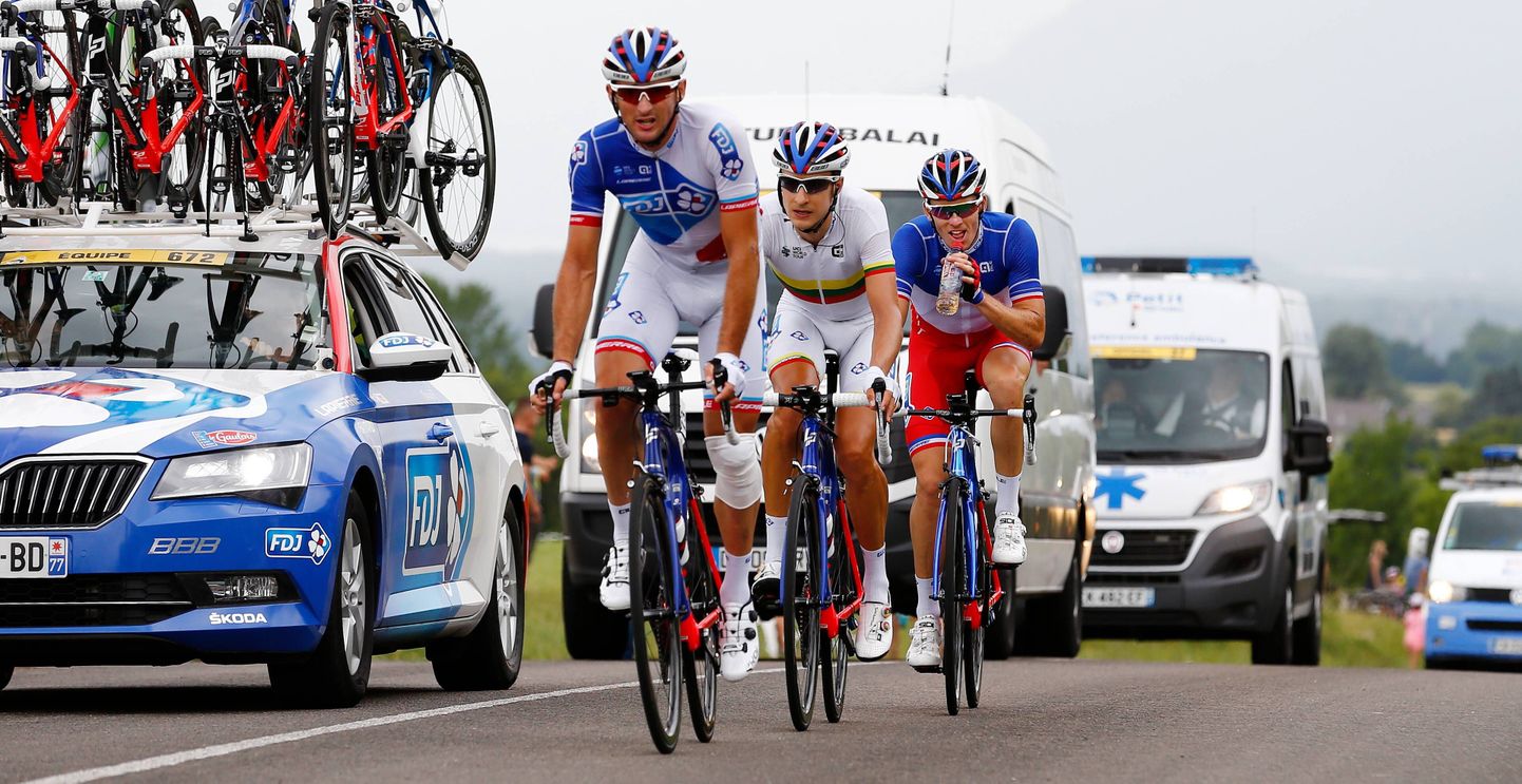 FDJ ratturid Mickael Delage, Ignatas Konovalovas ja Arnaud Demare ei mahtunud Tour de France'i kümnendal etapil ajalimiiti ja langesid võistluselt välja.