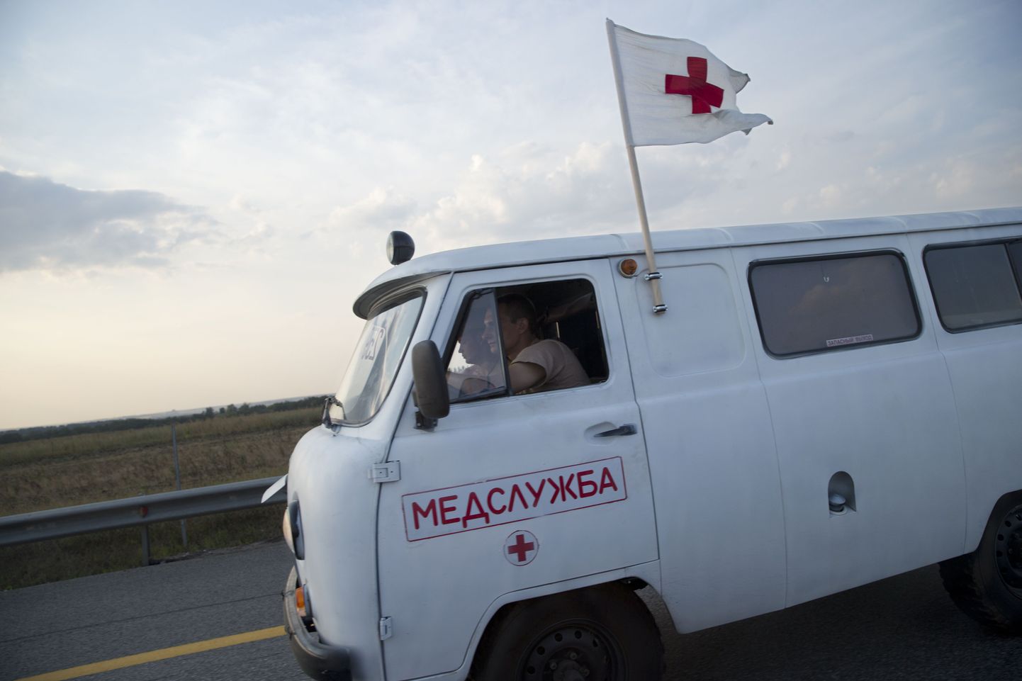 Ukraina poole sõitvasse humanitaarabikonvoisse kuulub ka kiirabiauto.