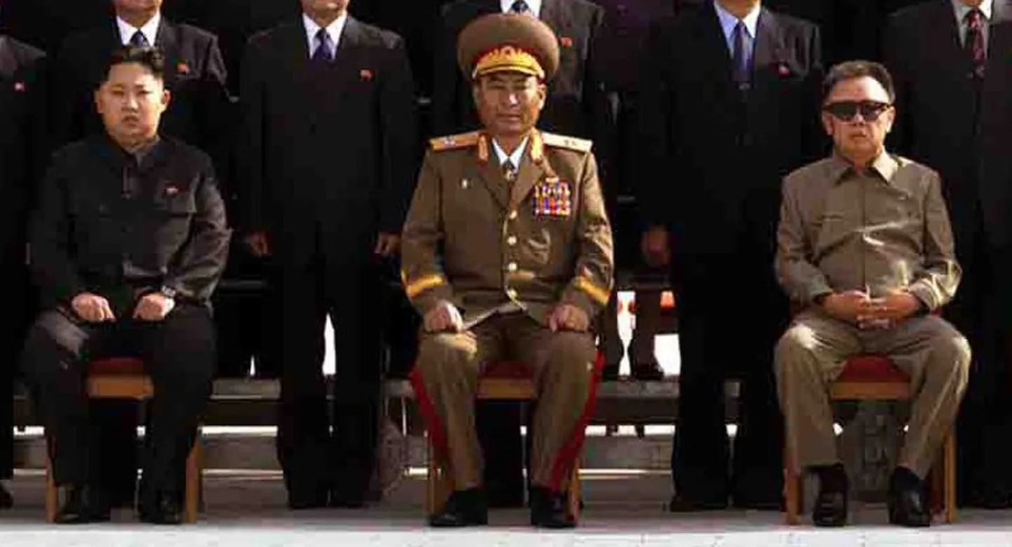 Kim Jong-un (vasakul) ja tema isa, Põhja-Korea juht Kim Jong-il (paremal) võimupartei liidrite grupifotol.