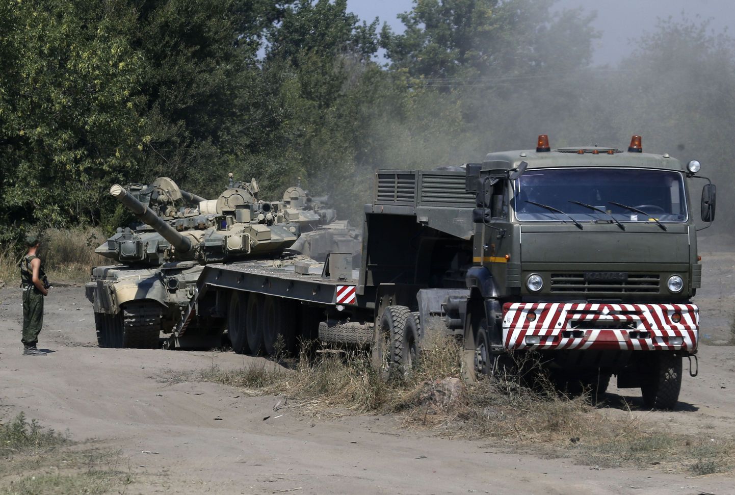 Vene sõdur seisab tanki kõrval, mida Rostovi oblastis Ukraina piiri lähistel hakatakse veokile laadima.
