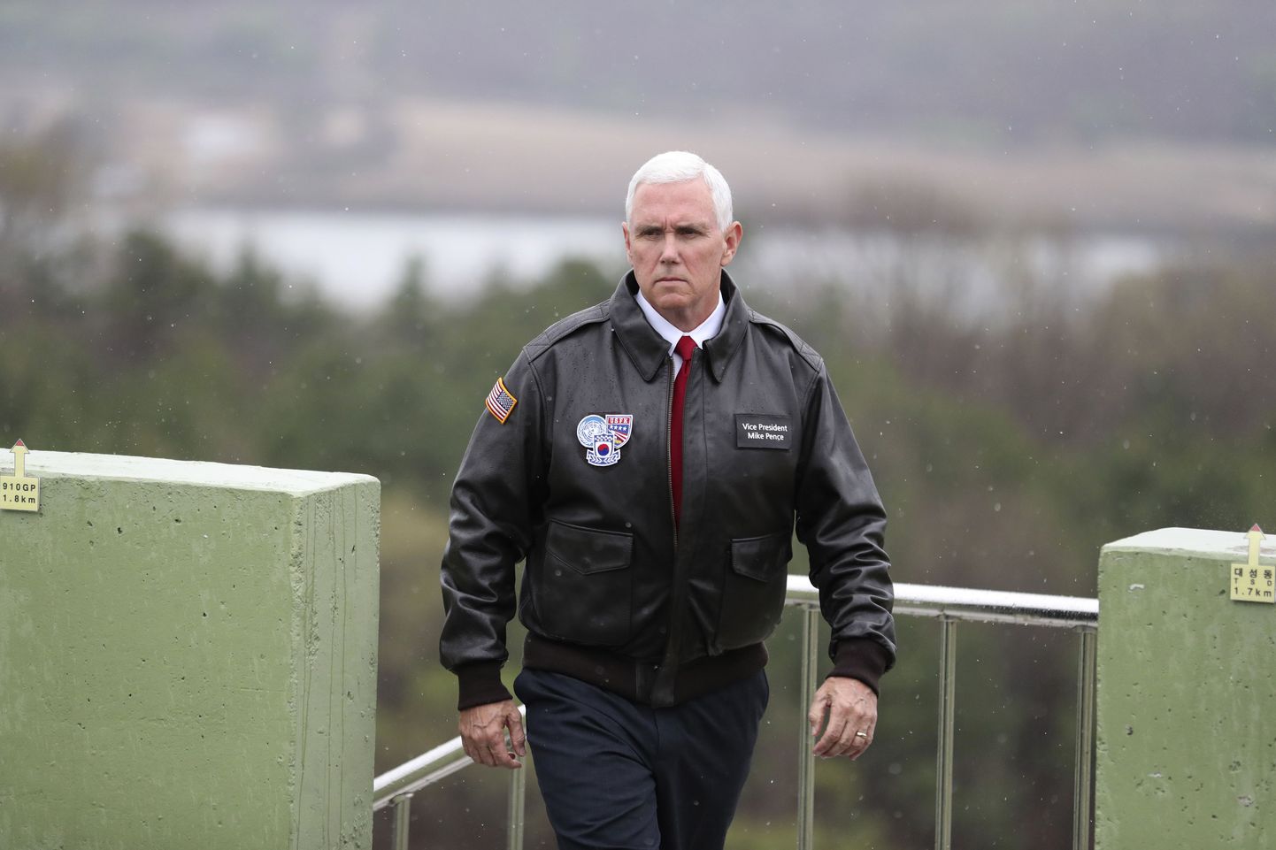 USA asepresident Mike Pence külastab kahe Korea piirialal asuvat demilitariseeritud tsooni