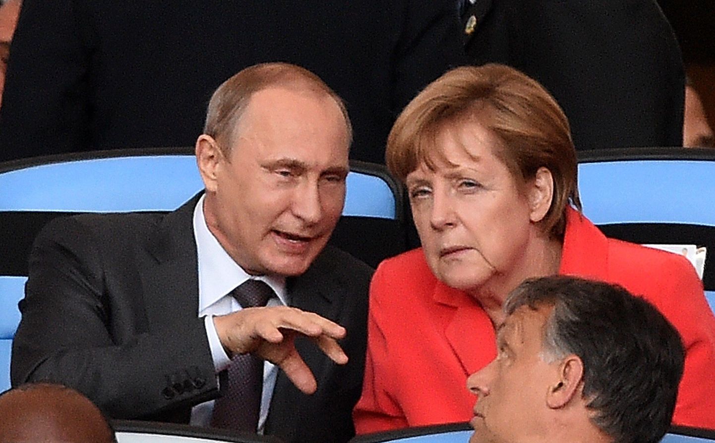 Владимир Путин и Ангела Меркель во время финала чемпионата мира по футболу.