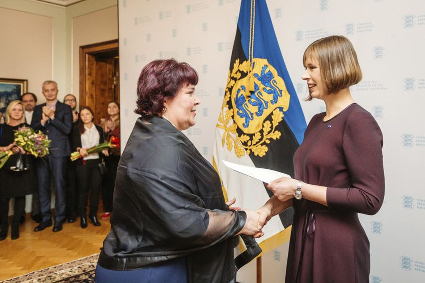 Rakvere gümnaasiumi õppealajuhatajat Kadi Kruusmaad (vasakul) õnnitles president Kersti Kaljulaid.