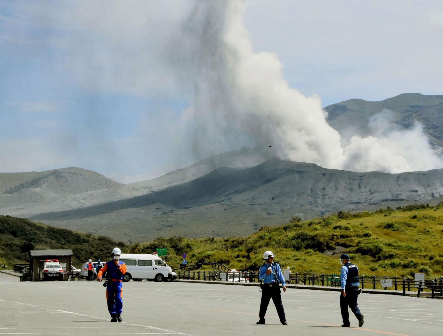 Suitsupilved vulkaan Aso kohal.