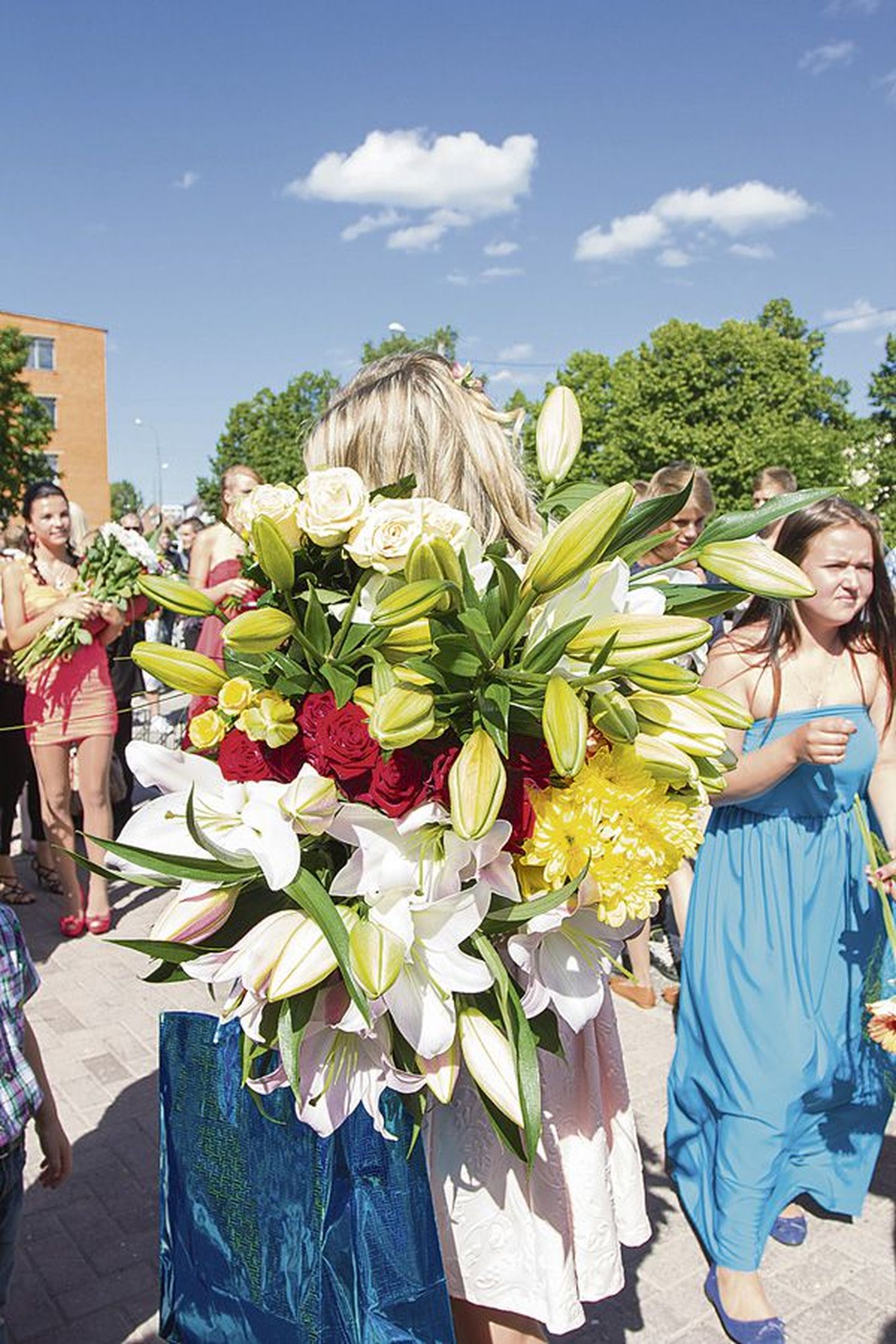 Eile said tunnistuse ja lilli Viljandi Paalalinna põhikooli lõpetajad.