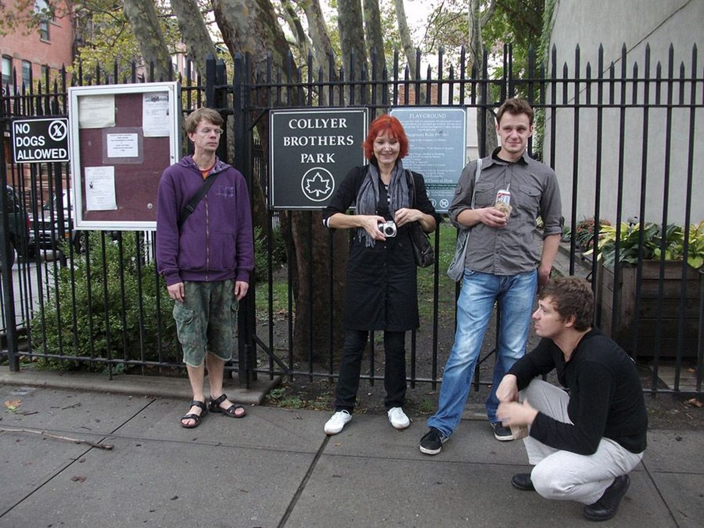 «Kogujate» trupp Villu Konrad (vasakult), Ülle Konovalov, Janek Vadi ja Tanel Ingi käisid New Yorgis Harlemis vaatamas kohta, kus asus vendade Collyeride kodu. Maja enam alles ei ole, sellel kohal asub nüüd park.