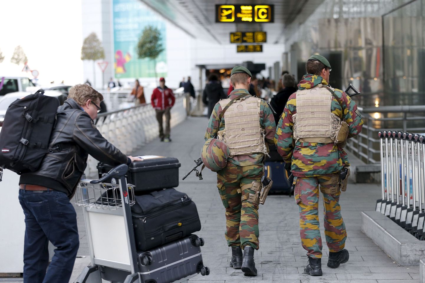 Kõrgendatud terrorismiohu tõttu on Brüsseli lennujaama julgestusjõude suurendatud.