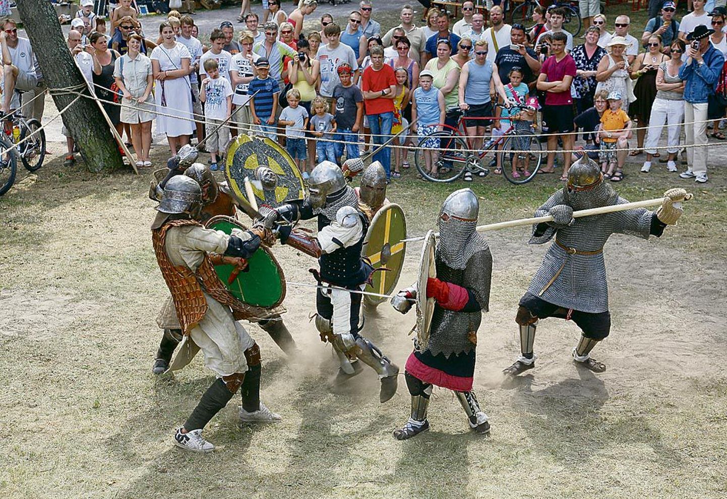 Sportlikku mõõgavõitlust korraldatakse Pärnu hansapäevadel juba seitsmendat aastat järjest.