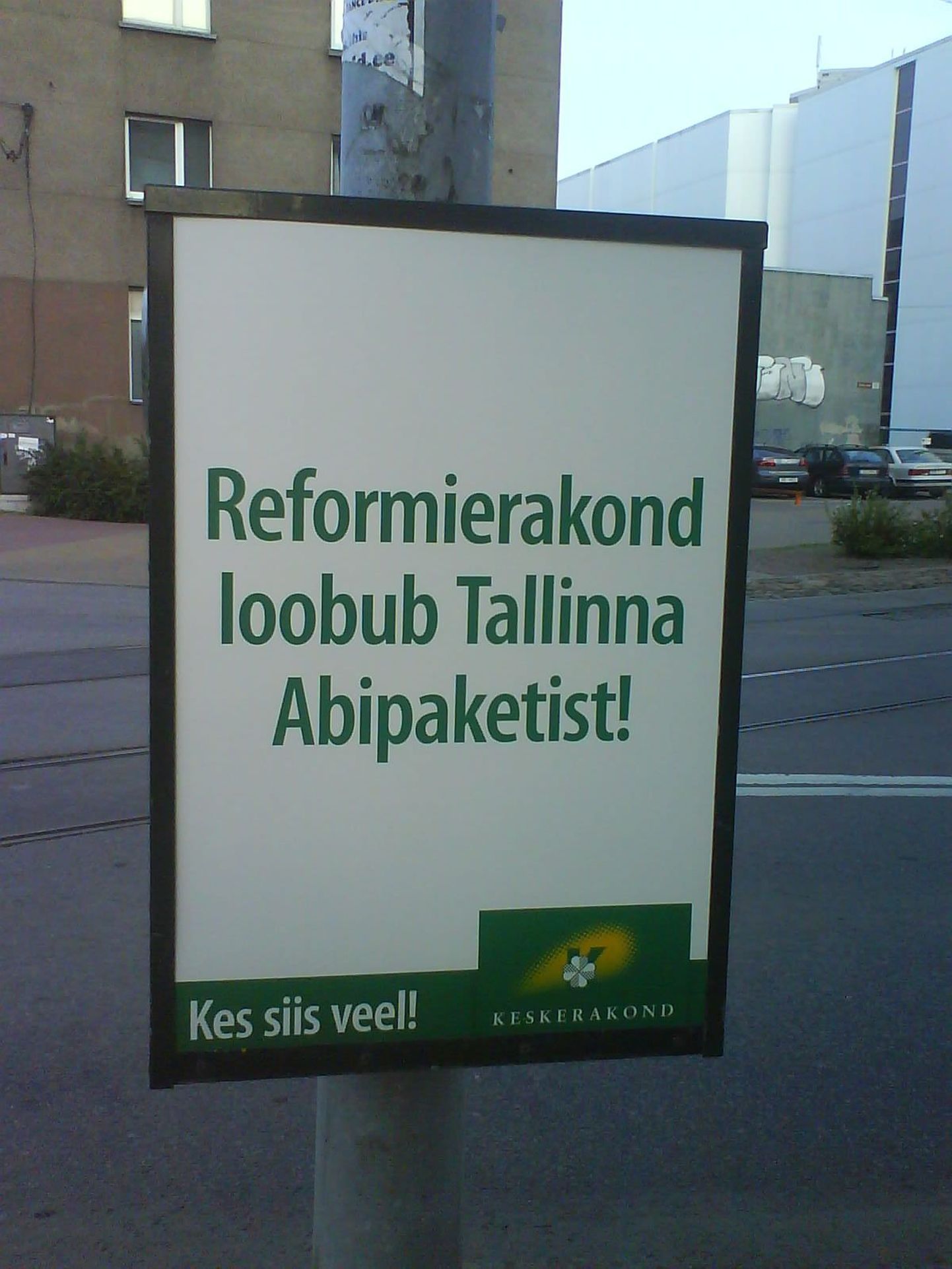 Keskerakonna valimisreklaamid Tallinna prügikastidel.