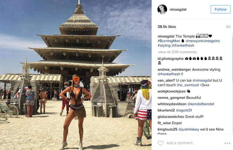 Modell Nina Agdal Burning Man 2016 festivalil
