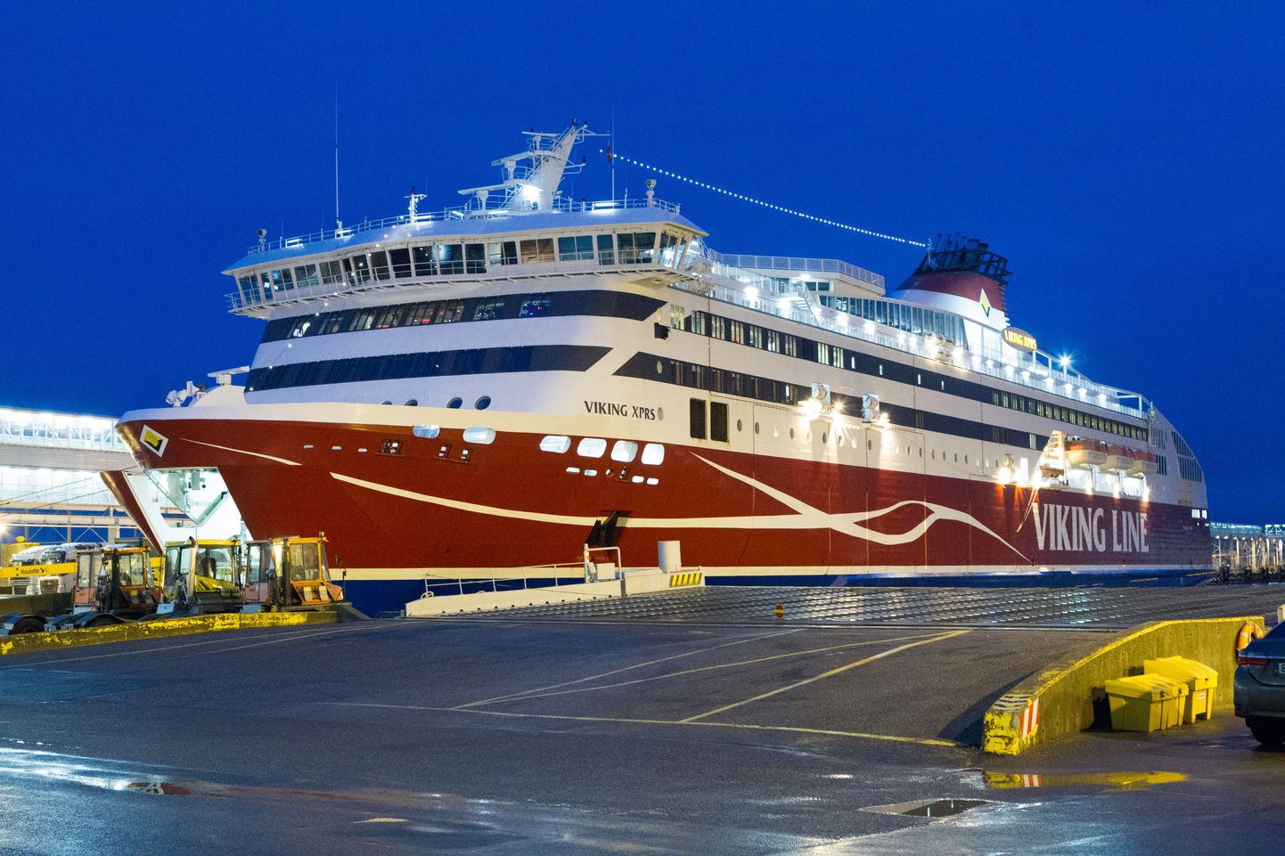 Viking Line XPRS Tallinna sadamas.