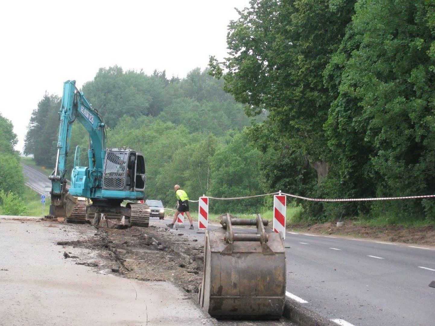 Valga-Uulu maantee uuendamine on jõudnud Allikukivi vahele, kus paigaldatakse sademeveetorud ja -kaevud.
