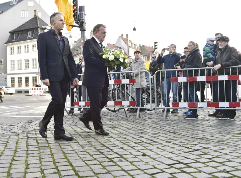 Taani peaminister Lars Loekke Rasmussen ja sealne Prantsuse saadik François Zimeray Kopenhaagenis saatkonna ette pärga panemas.
