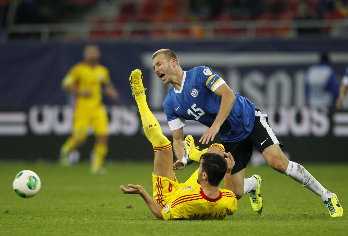 Момент матча Румыния - Эстония.